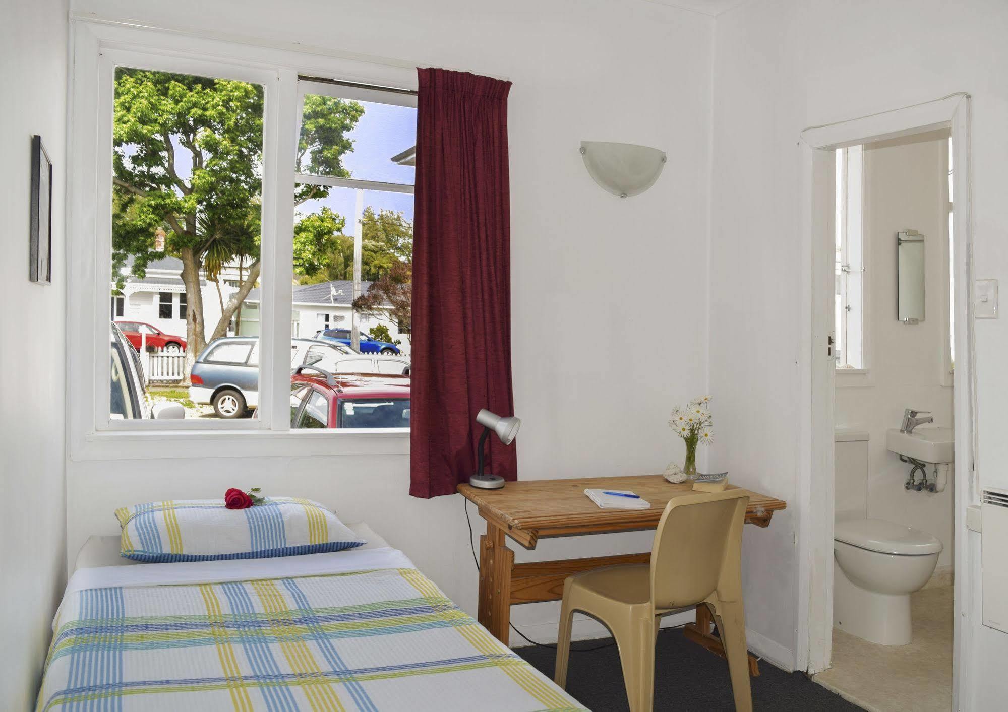 42 บี คอลลิจ เฮาส์ Hostel วังกานุย ภายนอก รูปภาพ